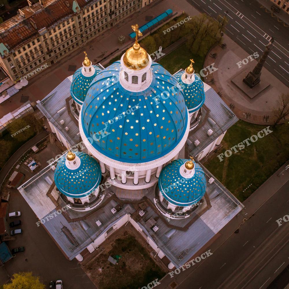 Санкт-Петербург с дрона.  Вид с дрона на извилистую магистраль Санкт-Петербурга вдоль побережья Финского залива. Автомобильная дорога изгибается вдоль водной глади, создавая эффектный панорамный городской пейзаж северной столицы России. Аэрофотосъёмка подчёркивает масштаб транспортной инфраструктуры, красоту береговой линии и атмосферу современного Петербурга. Фотография идеально подходит для публикаций о транспортных магистралях, городском туризме, урбанистике, современных дорогах и панорамах города с высоты.